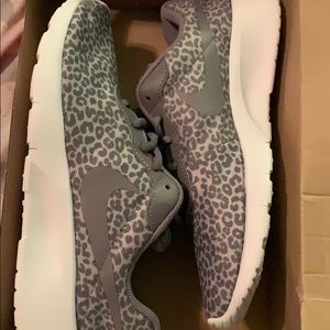 Nike Tanjun print girl’s shoe 4.5Y